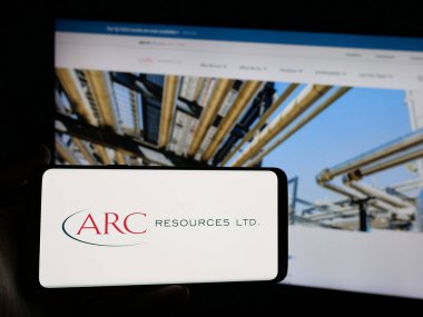 Stuttgart, Almanya - 01-20-2025: Kanadalı petrol ve gaz şirketi ARC Resources Ltd. logosuna sahip akıllı telefon sahibi kişi web sitesinin önünde ekranda. Telefon ekranına odaklan.