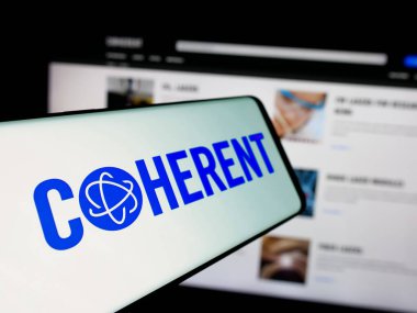 Stuttgart, Almanya - 01-22-2025: Amerikan lazer donanım şirketinin logosuna sahip akıllı telefon iş dünyasının web sitesinin önünde ekranda. Telefon ekranının soluna odaklan.