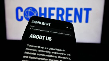 Stuttgart, Almanya - 01-22-2025: İş logosu önünde ekranda ABD 'li lazer donanım şirketi Coherent Inc.' in web sitesi bulunan cep telefonu. Telefon ekranının sol üst kısmına odaklan.