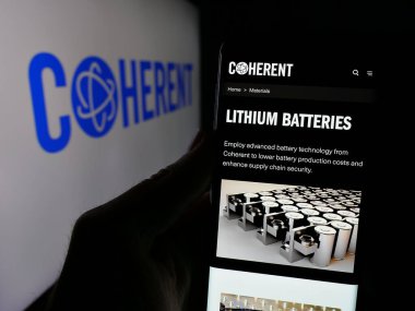 Stuttgart, Almanya - 01-22-2025: ABD 'li lazer donanım şirketi Coherent Inc.' in web sayfası olan cep telefonu logonun önünde ekranda. Telefon ekranının merkezine odaklan.