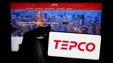 Stuttgart, Almanya - 01-22-2025: Enerji şirketi Tokyo Elektrik Şirketi 'nin (TEPCO) logosuna sahip cep telefonu web sayfası önünde ekranda. Telefon ekranına odaklan.
