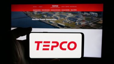 Stuttgart, Almanya - 01-22-2025: Enerji şirketi Tokyo Elektrik Şirketi (TEPCO) logosu olan cep telefonu web sayfası önünde ekranda. Telefon ekranına odaklan.