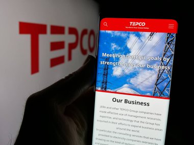 Stuttgart, Almanya - 01-22-2025: Tokyo Elektrik İşletmeleri (TEPCO) web sitesi bulunan cep telefonu logosu ekranda. Telefon ekranının merkezine odaklan.
