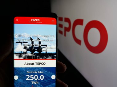 Stuttgart, Almanya - 01-22-2025: Enerji şirketi Tokyo Elektrik Şirketi 'nin (TEPCO) web sayfası ile akıllı telefon sahibi kişi logolu ekranda. Telefon ekranının merkezine odaklan.