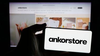Stuttgart, Almanya - 01-22-2025: Fransız e-ticaret şirketi Ankorstore SAS 'ın logosunun bulunduğu cep telefonu web sayfası önünde ekranda. Telefon ekranına odaklan.