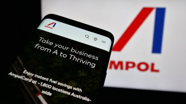 Stuttgart, Almanya - 01-22-2025: Avustralyalı petrol şirketi Ampol Limited 'in web sitesi ile cep telefonu iş logosu önünde ekranda. Telefon ekranının sol üst kısmına odaklan.