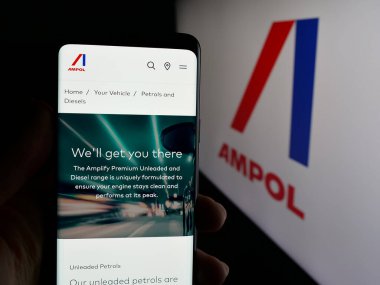 Stuttgart, Almanya - 01-22-2025: Avustralyalı petrol şirketi Ampol Limited 'in web sayfası olan akıllı telefon sahibi kişi logonun önünde ekranda. Telefon ekranının merkezine odaklan.