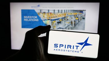 Stuttgart, Almanya - 01-22-2025: Amerikan firması Spirit AeroSystems Holding Inc. 'in logosunun bulunduğu cep telefonu web sayfasının önünde ekranda. Telefon ekranına odaklan.