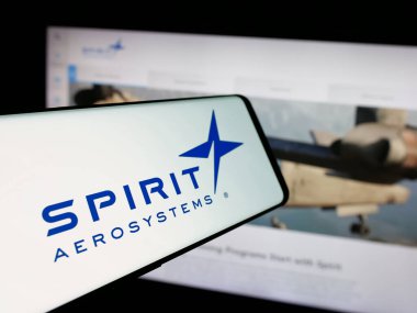 Stuttgart, Almanya - 01-22-2025: ABD 'li Spirit AeroSystems Holding Inc. şirketinin logosunun yer aldığı cep telefonu iş sitesi önünde ekranda. Telefon ekranının merkezine odaklan.