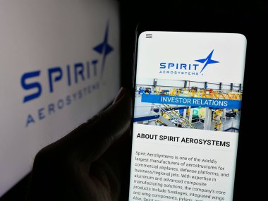 Stuttgart, Almanya - 01-22-2025: ABD 'li şirket Spirit AeroSystems Holding Inc.' nin web sayfası ile cep telefonu sahibi kişi logonun önünde ekranda. Telefon ekranının merkezine odaklan.