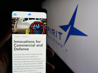 Stuttgart, Almanya - 01-22-2025: ABD 'li şirket Spirit AeroSystems Holding Inc.' nin web sayfası ile cep telefonu sahibi kişi logo ile ekranda. Telefon ekranının merkezine odaklan.