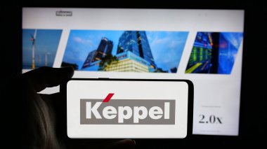 Stuttgart, Almanya - 01-22-2025: Singapur 'lu Keppel Ltd. şirketinin logosunu taşıyan kişi iş sayfasının önünde ekranda. Telefon ekranına odaklan.