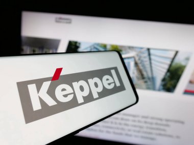 Stuttgart, Almanya - 01-22-2025: Singapur 'lu Keppel Ltd. şirketinin logosuna sahip akıllı telefon iş sitesinin önünde ekranda. Telefon ekranının merkez soluna odaklan.