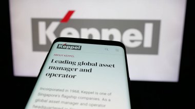 Stuttgart, Almanya - 01-22-2025: Singapur şirketi Keppel Ltd. 'nin web sitesi ile cep telefonu iş logosu önünde ekranda. Telefon ekranının sol üst kısmına odaklan.