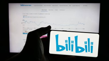 Stuttgart, Almanya - 01-22-2025: İnternet sayfasının önünde ekranda Çin video paylaşım şirketi Bilibili Inc. 'in logosuyla cep telefonu tutan kişi. Telefon ekranına odaklan.