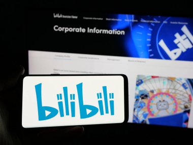 Stuttgart, Almanya - 01-22-2025: İnternet sitesinin önünde ekranda Çin video paylaşım şirketi Bilibili Inc. 'in logosuna sahip akıllı telefonu tutan kişi. Telefon ekranına odaklan.