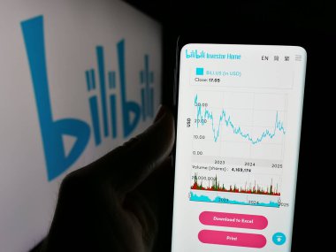 Stuttgart, Almanya - 01-22-2025: İnternet sitesinin önünde ekranda Çin video paylaşım şirketi Bilibili Inc. 'in logosuna sahip akıllı telefonu tutan kişi. Telefon ekranına odaklan.