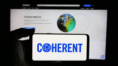 Stuttgart, Almanya - 01-22-2025: ABD 'li lazer donanım şirketi Conherent Inc.' in logosuyla cep telefonu sahibi kişi iş sayfasının önünde ekranda. Telefon ekranına odaklan.