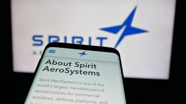 Stuttgart, Almanya - 01-22-2025: ABD 'li şirket Spirit AeroSystems Holding Inc.' nin web sitesi olan akıllı telefon, iş logosu önünde ekranda. Telefon ekranının sol üst kısmına odaklan.