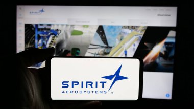 Stuttgart, Almanya - 01-22-2025: ABD 'li şirket Spirit AeroSystems Holding Inc.' nin logosuyla cep telefonu sahibi kişi iş sayfasının önünde ekranda. Telefon ekranına odaklan.
