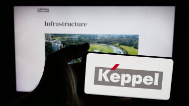 Stuttgart, Almanya - 01-22-2025: Singapur şirketi Keppel Ltd. 'nin logosunu taşıyan cep telefonu sahibi kişi iş sayfasının önünde ekranda. Telefon ekranına odaklan.