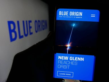 Stuttgart, Almanya - 01-23-2025: ABD 'li uzay şirketi Blue Origin Enterprises LP' nin web sayfası olan cep telefonu logosu önünde ekranda. Telefon ekranının merkezine odaklan.