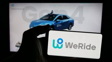 Stuttgart, Almanya - 01-23-2025: Çinli otonom sürücü şirketi WeRide Inc. 'nin logosunun bulunduğu cep telefonu web sayfasının önünde ekranda. Telefon ekranına odaklan.