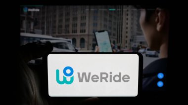 Stuttgart, Almanya - 01-23-2025: Çinli otonom sürücü şirketi WeRide Inc. 'nin logosunun bulunduğu cep telefonu web sayfası önünde ekranda. Telefon ekranına odaklan.