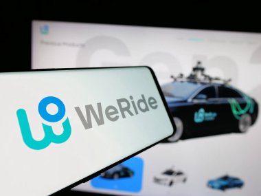 Stuttgart, Almanya - 01-23-2025: Web sitesinin önünde ekranda Çinli otonom sürücü şirketi WeRide Inc. 'in logosuna sahip akıllı telefon. Telefon ekranının merkez soluna odaklan.