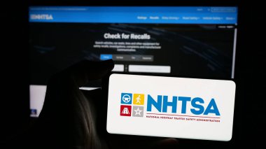 Stuttgart, Almanya - 01-23-2025: Ulusal Otoyol Trafik Güvenliği İdaresi (NHTSA) logosu olan cep telefonu web sayfası ekranda. Telefon ekranına odaklan.