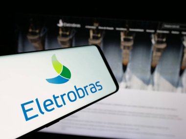 Stuttgart, Almanya - 01-23-2025: İnternet sitesinin önünde ekranda Centrais Eletricas Brasileiras S.A. (Elektrobras) logosu bulunan cep telefonu. Telefon ekranının merkez soluna odaklan.