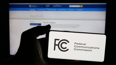 Stuttgart, Almanya - 01-23-2025: ABD dairesi Federal İletişim Komisyonu 'nun (FCC) logosuna sahip cep telefonu web sayfası önünde ekranda. Telefon ekranına odaklan.