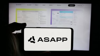 Stuttgart, Almanya - 01-23-2025: Web sayfasının önünde üzerinde Amerikan Yapay Zeka Şirketi logosu olan kişi ekranda. Telefon ekranına odaklan.