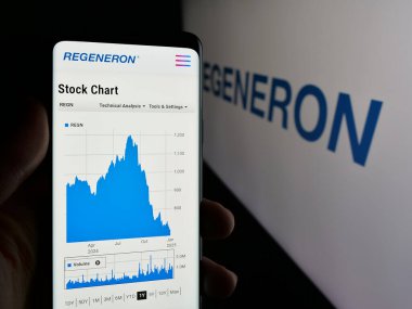 Stuttgart, Almanya - 01-23-2025: ABD 'li biyoteknoloji şirketi Regeneron Pharmaceuticals Inc.' in web sayfası ile akıllı telefonu elinde tutan kişi logolu ekranda. Telefon ekranının merkezine odaklan.