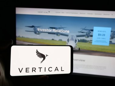 Stuttgart, Almanya - 01-23-2025: İngiliz şirketi Vertical Aerospace Ltd. 'nin logosuna sahip kişi web sitesinin önünde ekranda. Telefon ekranına odaklan.