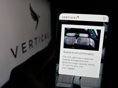 Stuttgart, Almanya - 01-23-2025: İngiliz şirketi Vertical Aerospace Ltd. 'nin web sayfası olan cep telefonu logonun önünde ekranda. Telefon ekranının merkezine odaklan.