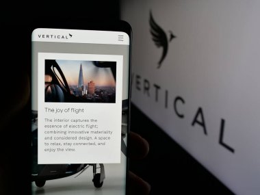 Stuttgart, Almanya - 01-23-2025: İngiliz şirketi Vertical Aerospace Ltd. 'nin web sayfası olan cep telefonu logonun önünde ekranda. Telefon ekranının merkezine odaklan.