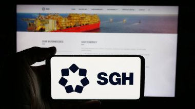 Stuttgart, Almanya - 01-23-2025: Avustralyalı holding şirketi SGH Ltd. 'nin logosunun bulunduğu cep telefonu sahibi kişi iş sayfasının önünde ekranda. Telefon ekranına odaklan.