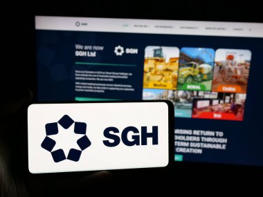Stuttgart, Almanya - 01-23-2025: Avustralyalı holding şirketi SGH Ltd. 'nin logosuna sahip kişi web sitesinin önünde ekranda. Telefon ekranına odaklan.
