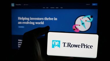 Stuttgart, Almanya - 01-23-2025: ABD 'li yatırım şirketi T. Rowe Price Group Inc.' in logosunun bulunduğu cep telefonu web sayfasının önünde ekranda. Telefon ekranına odaklan.
