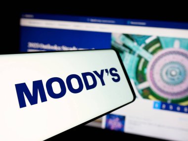Stuttgart, Almanya - 01-23-2025: Amerikan finans şirketi Moody 's Corporation' ın logosunun yer aldığı cep telefonu iş sitesinin önünde ekranda. Telefon ekranının soluna odaklan.