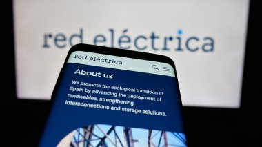 Stuttgart, Almanya - 01-23-2025: İspanyol firması Red Electrica de Espana 'nın (REE) web siteli akıllı telefon iş logosu önünde ekranda. Telefon ekranının sol üst kısmına odaklan.