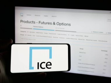 Stuttgart, Almanya - 01-23-2025: İnternet sitesi önünde üzerinde Kıtalararası Borsa Şirketi logosu olan akıllı telefon sahibi kişi. (ICE) Telefon ekranına odaklan.