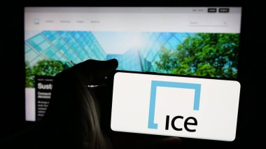 Stuttgart, Almanya - 01-23-2025: İnternet sayfası önünde ekranda ABD 'li Intercontinental Exchange Inc. (ICE) şirketinin logosunun bulunduğu cep telefonu sahibi kişi. Telefon ekranına odaklan.