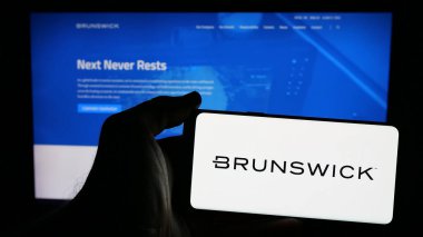 Stuttgart, Almanya - 01-23-2025: Amerikan deniz şirketi Brunswick Corporation 'ın logosunun bulunduğu cep telefonu web sayfasının önünde ekranda. Telefon ekranına odaklan.