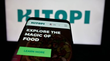 Stuttgart, Almanya - 01-23-2025: Arap gastronomi şirketi Kitopi 'nin web sitesi olan cep telefonu iş logosu önünde ekranda. Telefon ekranının sol üst kısmına odaklan.