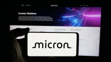 Stuttgart, Almanya - 01-23-2025: İnternet sayfası önünde ekranda ABD 'li yarı iletken şirket Micron Technology Inc.' in logosunu elinde tutan kişi. Telefon ekranına odaklan.