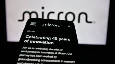 Stuttgart, Almanya - 01-23-2025: ABD 'li yarı iletken şirket Micron Technology Inc.' in web sitesi ile birlikte ticari logo önünde ekranda. Telefon ekranının sol üst kısmına odaklan.