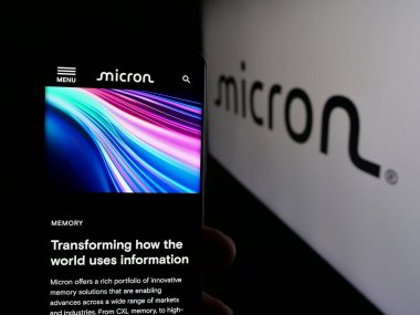 Stuttgart, Almanya - 01-23-2025: ABD 'li yarı iletken şirket Micron Technology Inc.' in web sayfası ile cep telefonu tutan kişi logolu ekranda. Telefon ekranının merkezine odaklan.