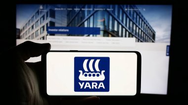Stuttgart, Almanya - 01-23-2025: Norveçli kimya şirketi Yara International ASA 'nın logosunun bulunduğu cep telefonu web sayfası önünde ekranda. Telefon ekranına odaklan.